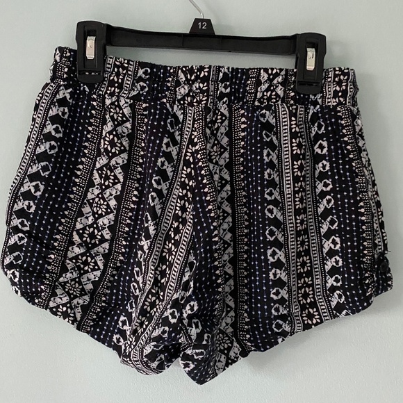 Flowy Patterned Shorts - Picture 3 of 5